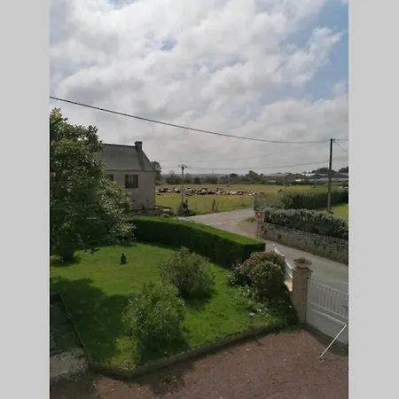 Maison Séjour: Spacious Garden Retreat Near Omaha Saint-Pierre-du-Mont (Calvados)